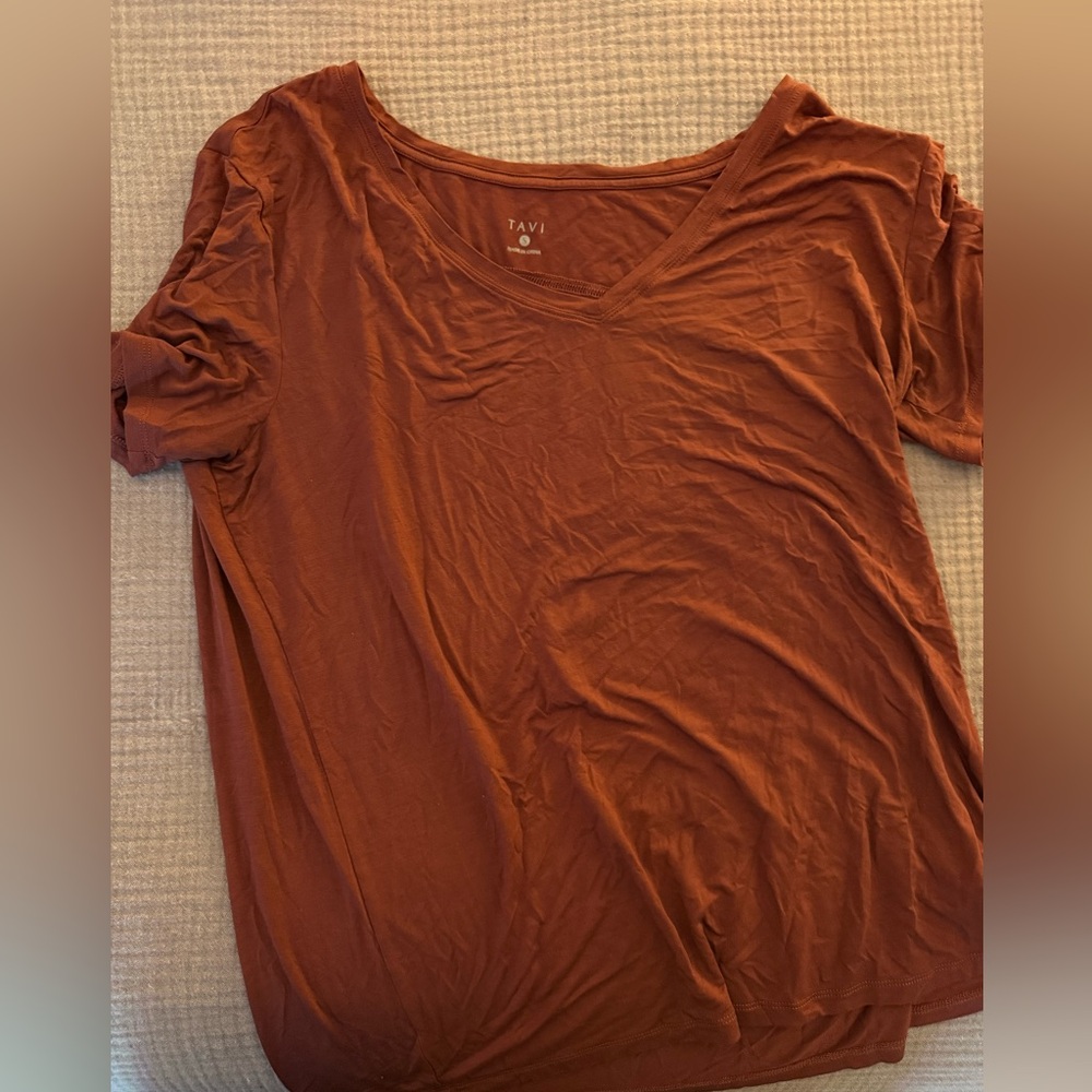 TAVI Women's V-Neck Short Sleeve Tee - Rust